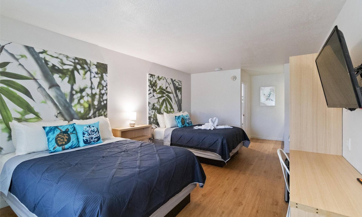 Campbell Condo | 1/1 Condo-Hotel with double bed and community pool miles from Disney!