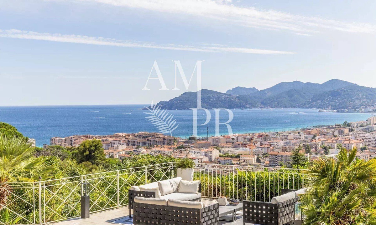 Pointe Croisette Villa | 10 minutes from the Palais des Festivals, single-storey villa with panoramic sea view