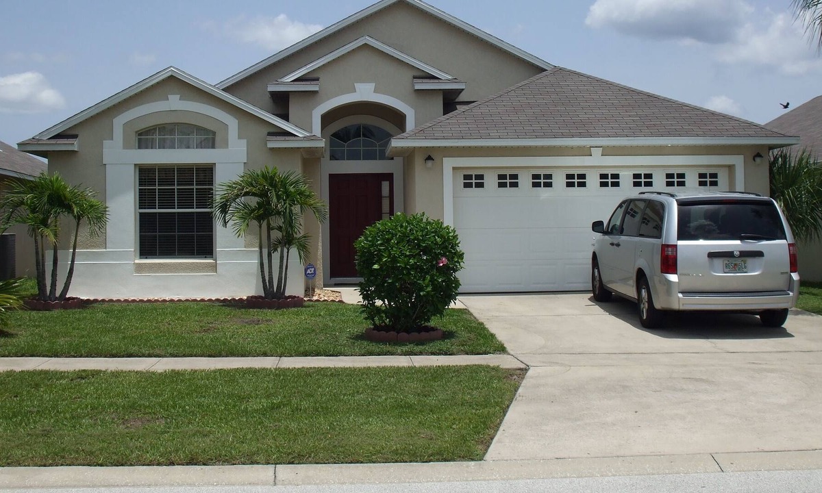 Eagle Pointe South Villa | 15 mins to Disney,4 Bed / 2 bath villa, sleeps 8, with pool & no rear neighbours
