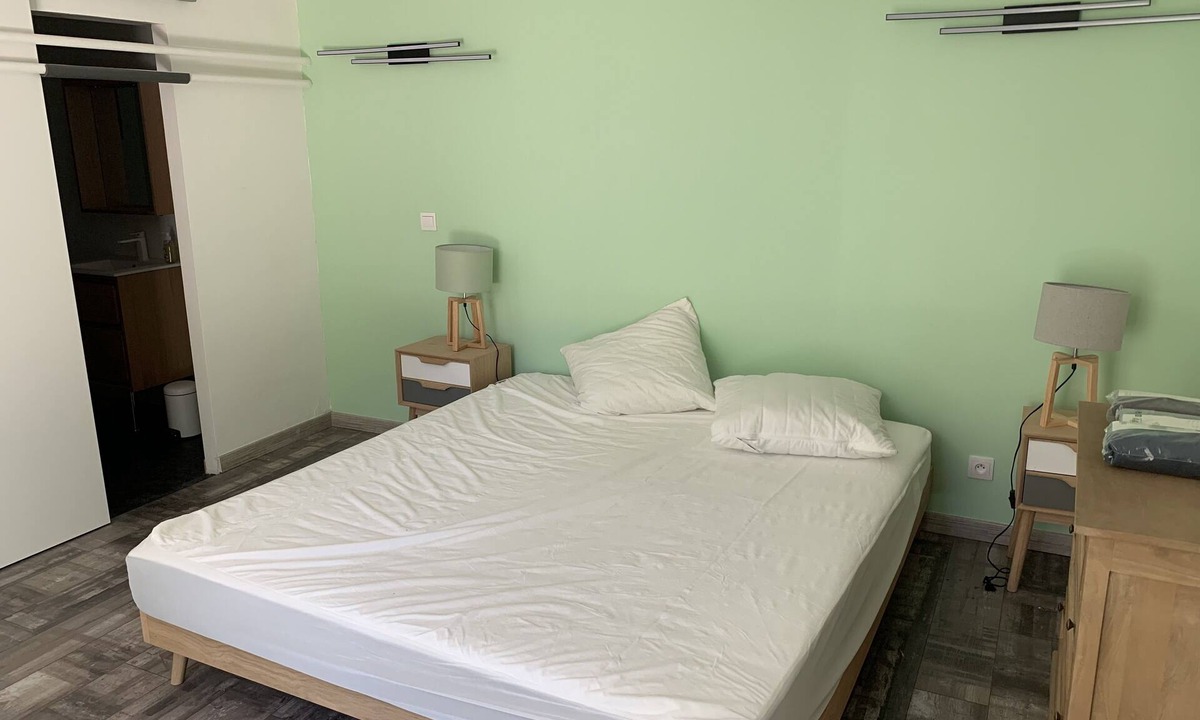 Cap-d'Antibes Bed & Breakfast | 18 m² self-contained room in a pine-filled villa