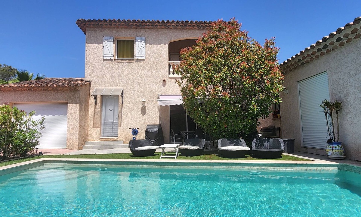 Boulouris-sur-Mer Bed & Breakfast | 2 bedrooms with private bathroom and kitchen in shared villa with swimming pool