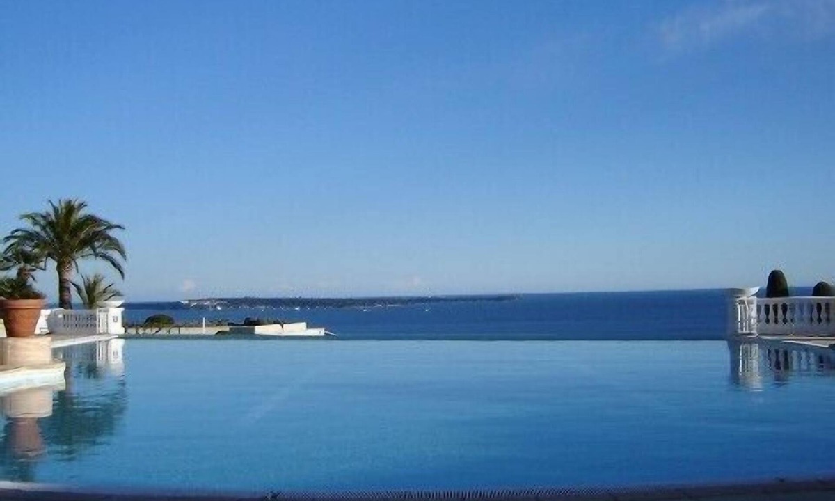 La Croix des Gardes Apartment | 2-room apartment with terrace 800 meters from the beaches