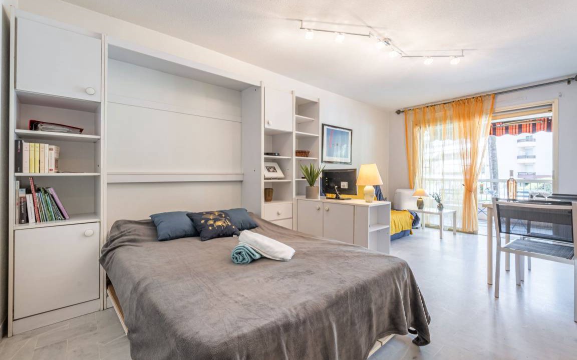 Riou - Petit Juas - Av de Grasse House | 27 m² House ∙ 1 bedroom ∙ 2 guests