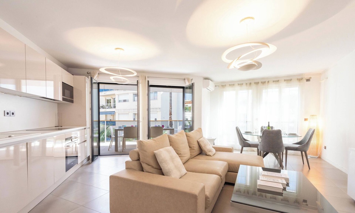 Pointe Croisette Apartment | 3-Br Apartment with Pool, Parking & Beaches 100m away