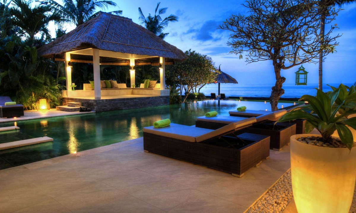 Dencarik Villa | 5 BR Luxurious Beachfront Villa - Large Swimming Pool & Staff - Lovina Beach