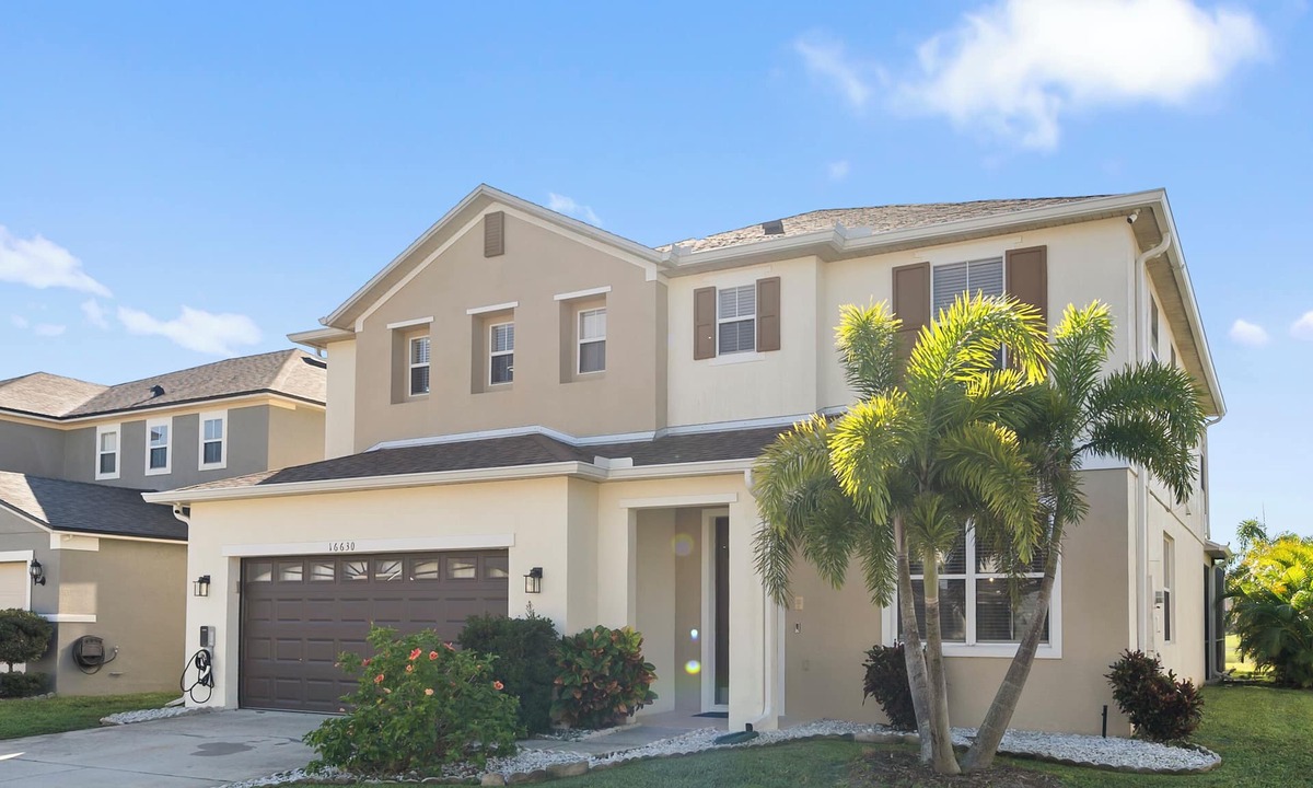 Sunrise Lakes House | 6 Bedrooms. Private South Facing Swimming Pool. BBQ