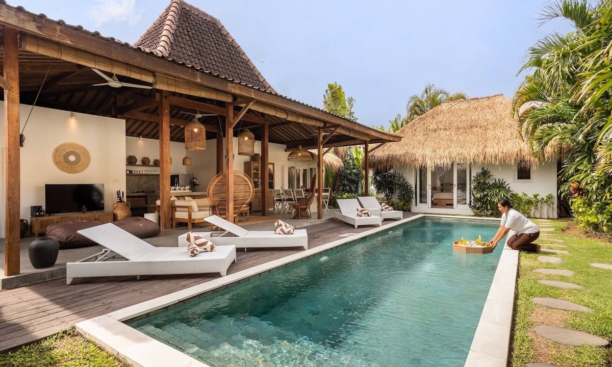 Petitenget Villa | 8BR Oberoi 700m Beach Central Seminyak Villa