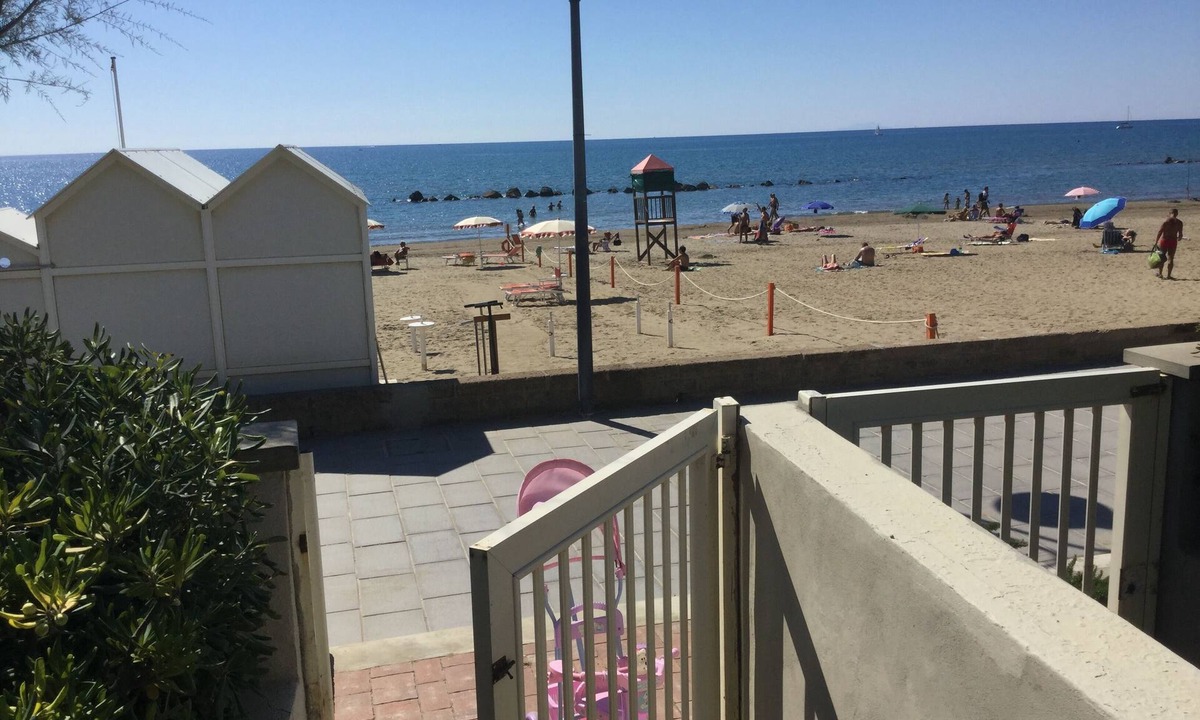 Castiglione della Pescaia Apartment | A 5 meters from the beach