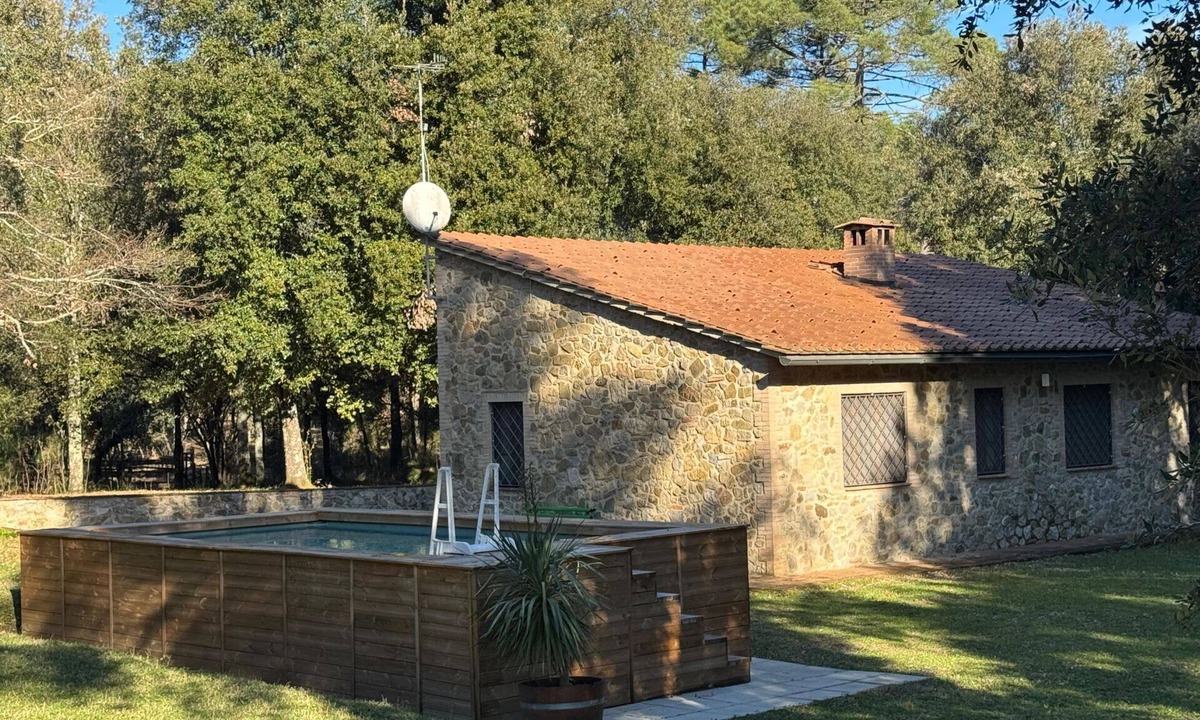 Murlo House | a cosy country cottage in a very private, secluded position.