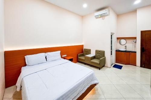 Kudus Hotel | Abbas Syariah Hotel near Menara Kudus Mitra RedDoorz