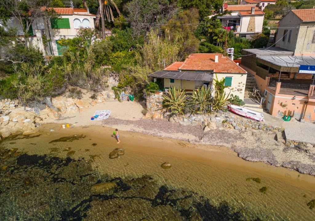 Scaglieri Apartment | Agave direclty on the beach - Goelba