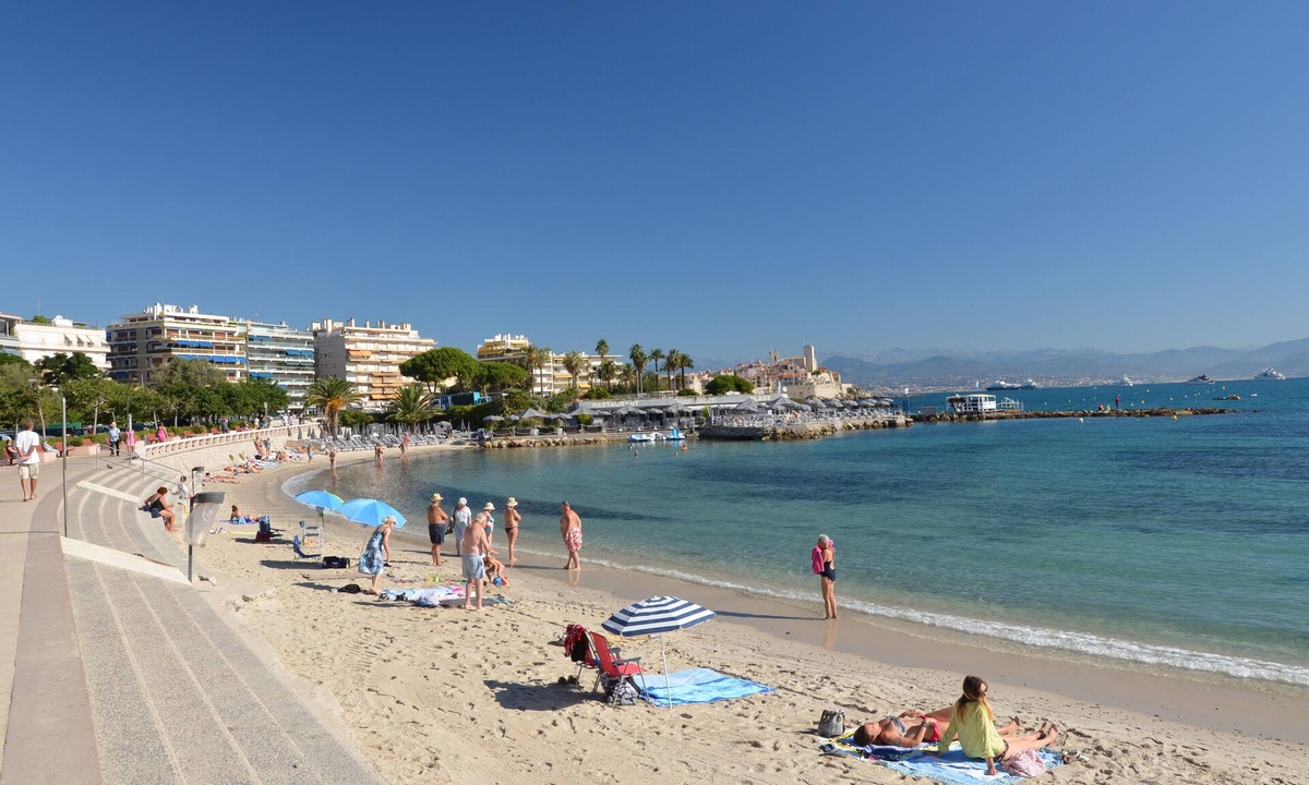 Antibes Old Town Apartment | Air-conditioned two-room apartment, sleeps 5, in the heart of Old Antibes, close to the beaches