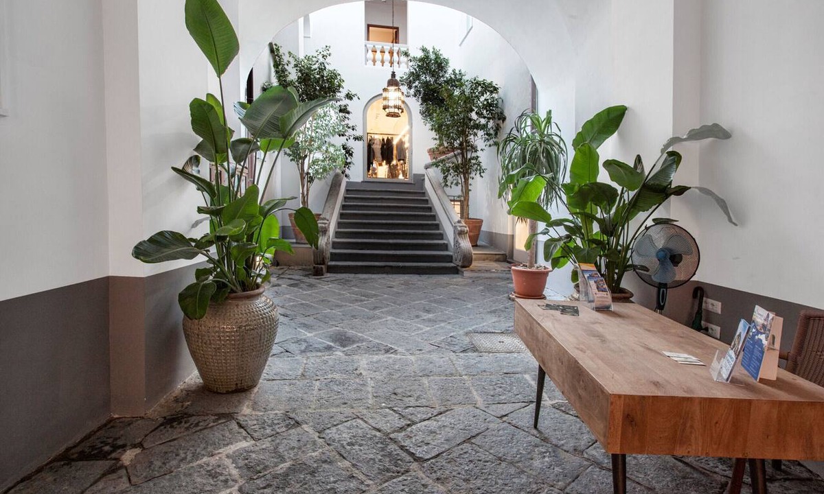 Sorrento City Centre Apartment | AMORE RENTALS - Maison Palazzo Correale with Air Conditioning