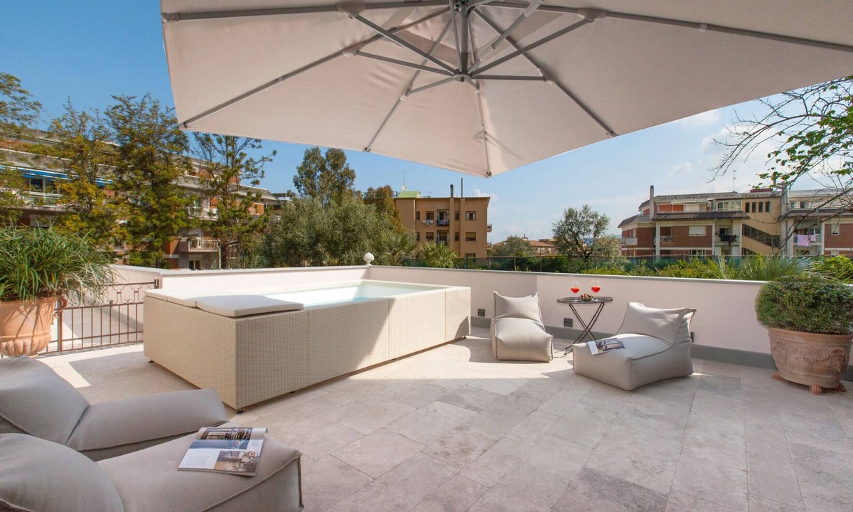 Sorrento Historic Centre Villa | AMORE RENTALS - Villa Ebe with Private Garden, Mini Pool and Jacuzzi