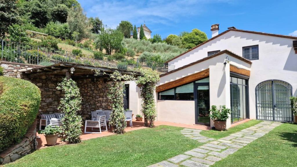 Monte San Quirico Villa | Antica limonaia ristrutturata vicino al centro