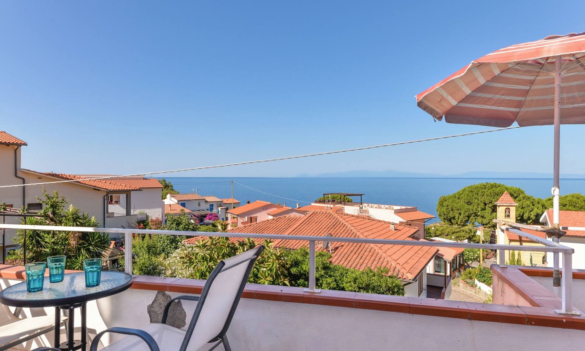 Chiessi Apartment | Apartment 'Appartamento Con Vista Mare Chiessi' with Sea View, Balcony and Air Conditioning