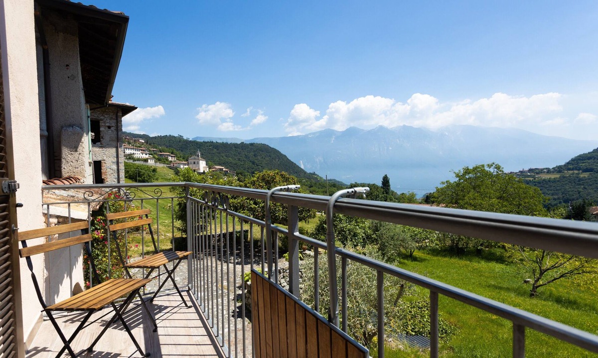 Tremosine Apartment | Apartment 'Artù' with Shared Garden, Balcony and Wi-Fi