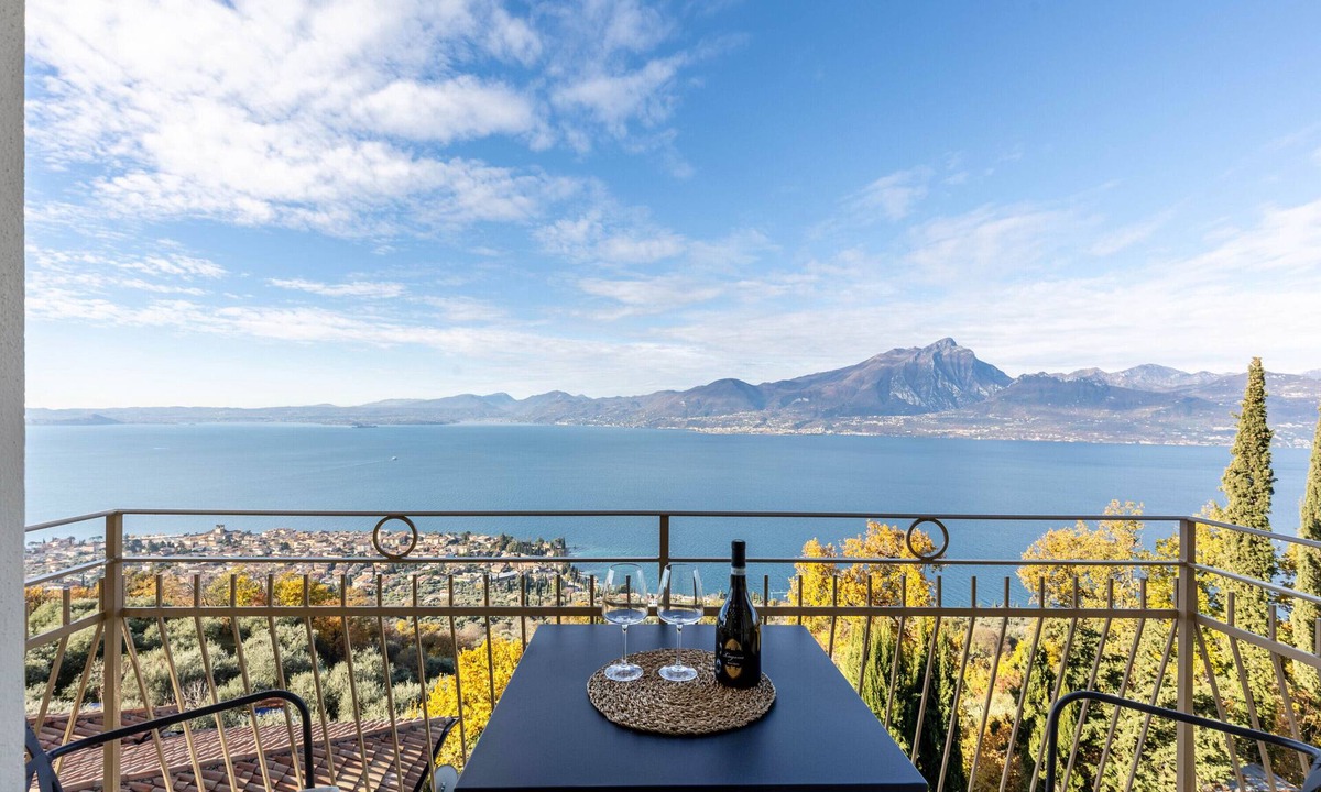 Albisano Apartment | Apartment 'Casa Serena' with Lake View, Wi-Fi and Air Conditioning