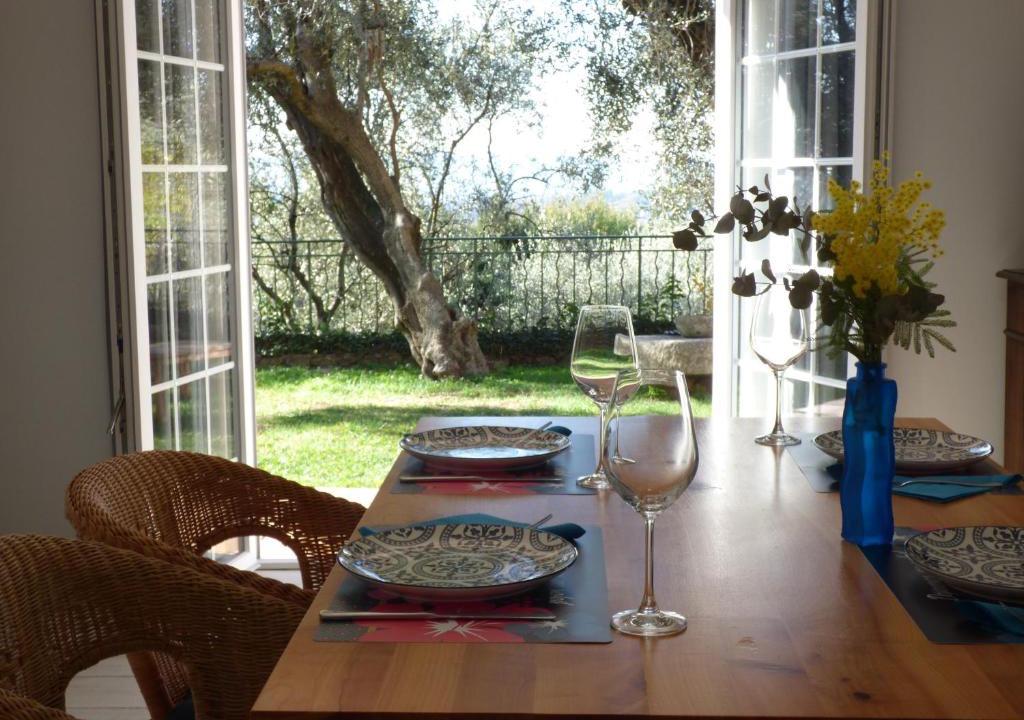Chateauneuf-Grasse Apartment | Apartment Cézanne with heated pool and private garden