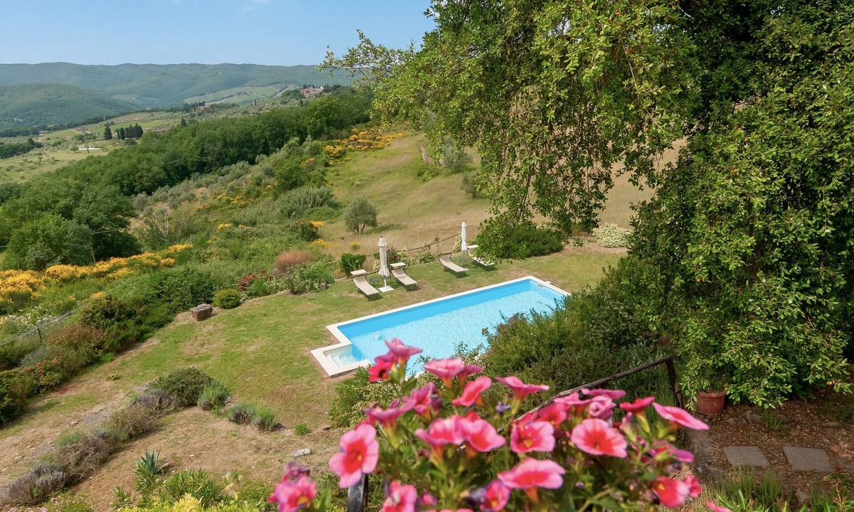 Panzano in Chianti Apartment | Apartment 'Cipressaia Bellavista' with Shared Pool, Shared Garden and Wi-Fi