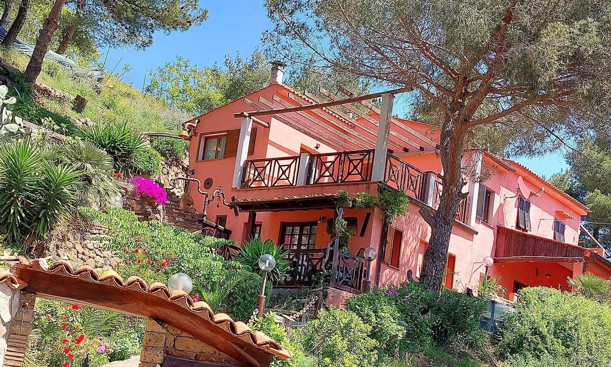 Rio nell'Elba House | apartment in villa with terrace overlooking the sea