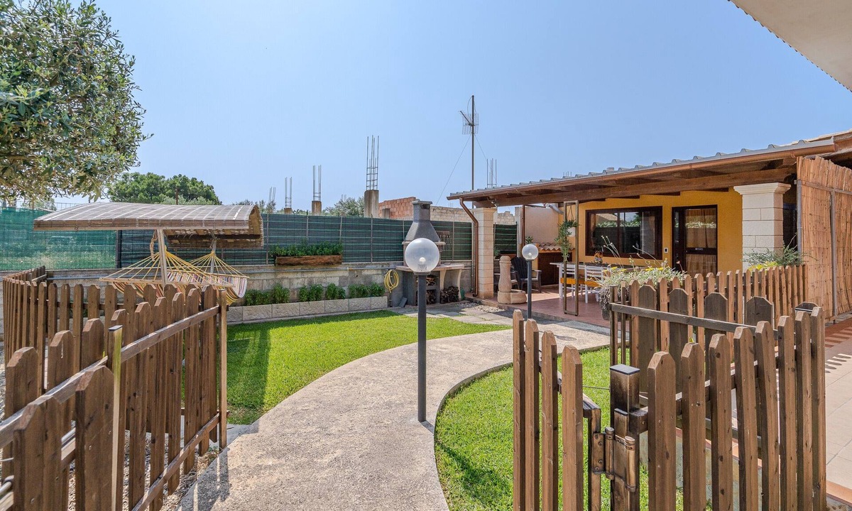 Noto Marina Apartment | Apartment 'In Villa Luana' with Mountain View, Wi-Fi and Air Conditioning