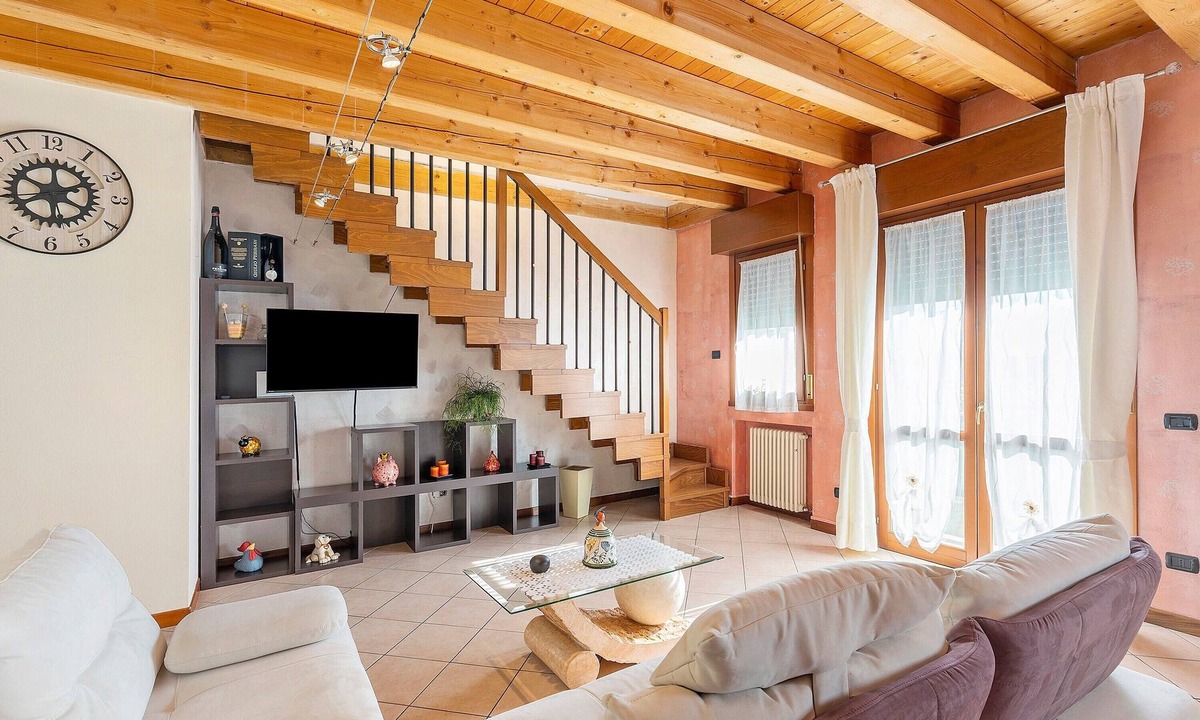 Castelnuovo del Garda Apartment | Apartment 'Garda Funfamily' with Balcony, Wi-Fi and Air Conditioning
