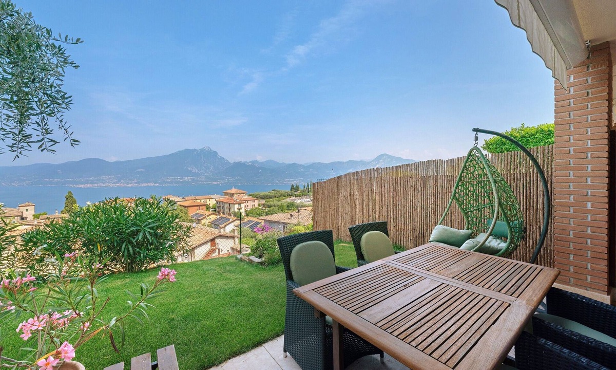 Albisano Apartment | Apartment 'Jessica' with Lake View, Wi-Fi and Air Conditioning