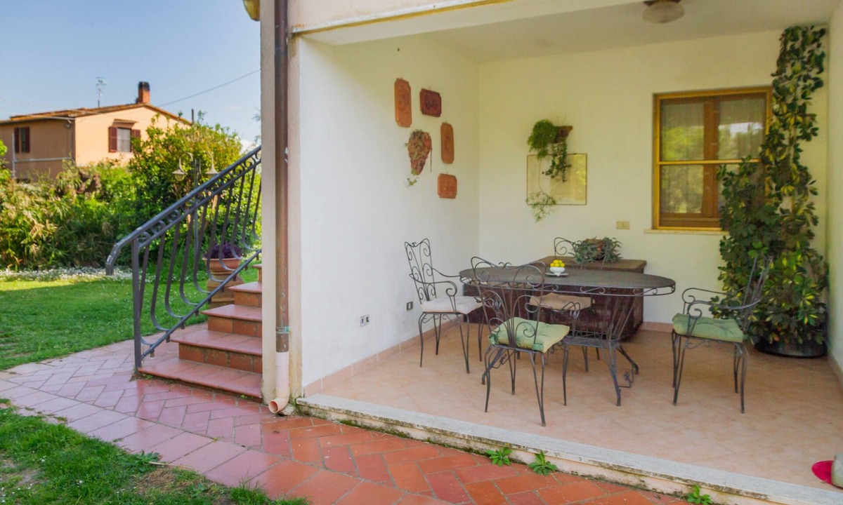 Montorsaio Apartment | Apartment 'Lillastro - Il Portico' with Shared Garden, Wi-Fi and Air Conditioning