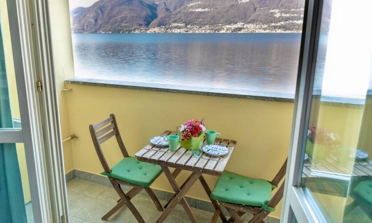Bellano Apartment | Apartment on the beach facing Lake Como. Air conditioning, wifi, internal parking and beach access are free!The house is located right in front of the lake, from where you can enjoy the beautiful view of the lake. Bellano center and Bellano Tartavalle Te