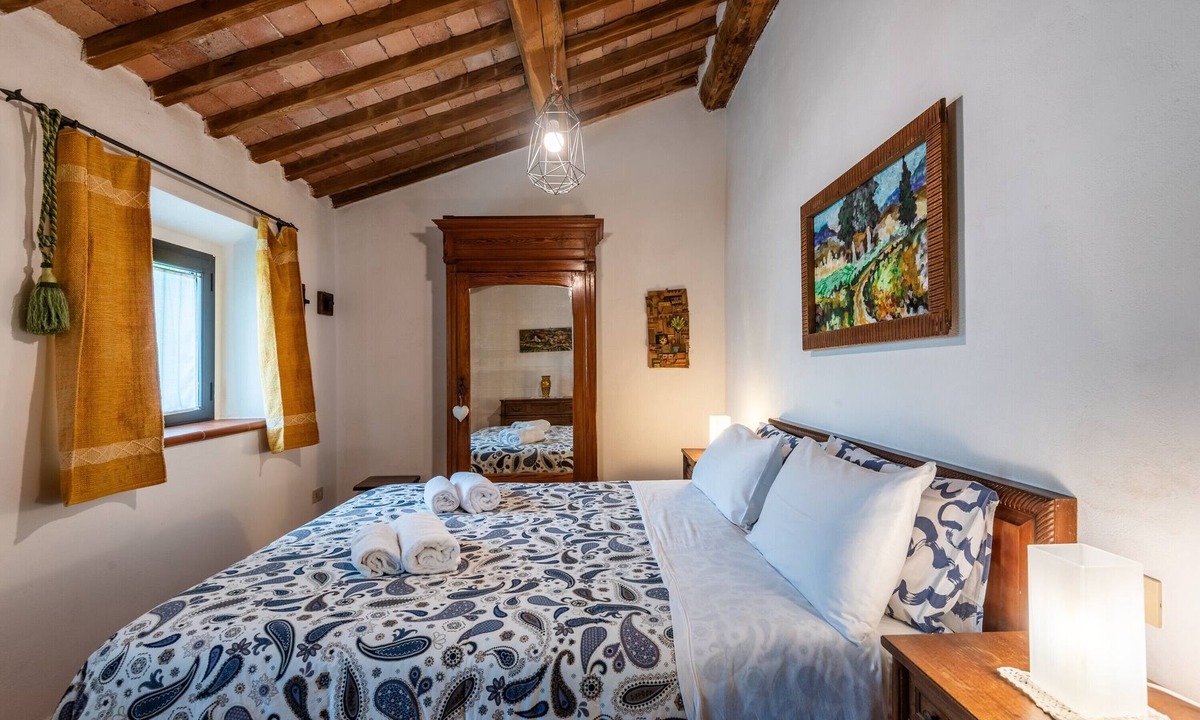 Castiglione d'Orcia Apartment | Apartment 'Podere Il Tigliolo Sulla' with Shared Pool, Private Terrace and Wi-Fi
