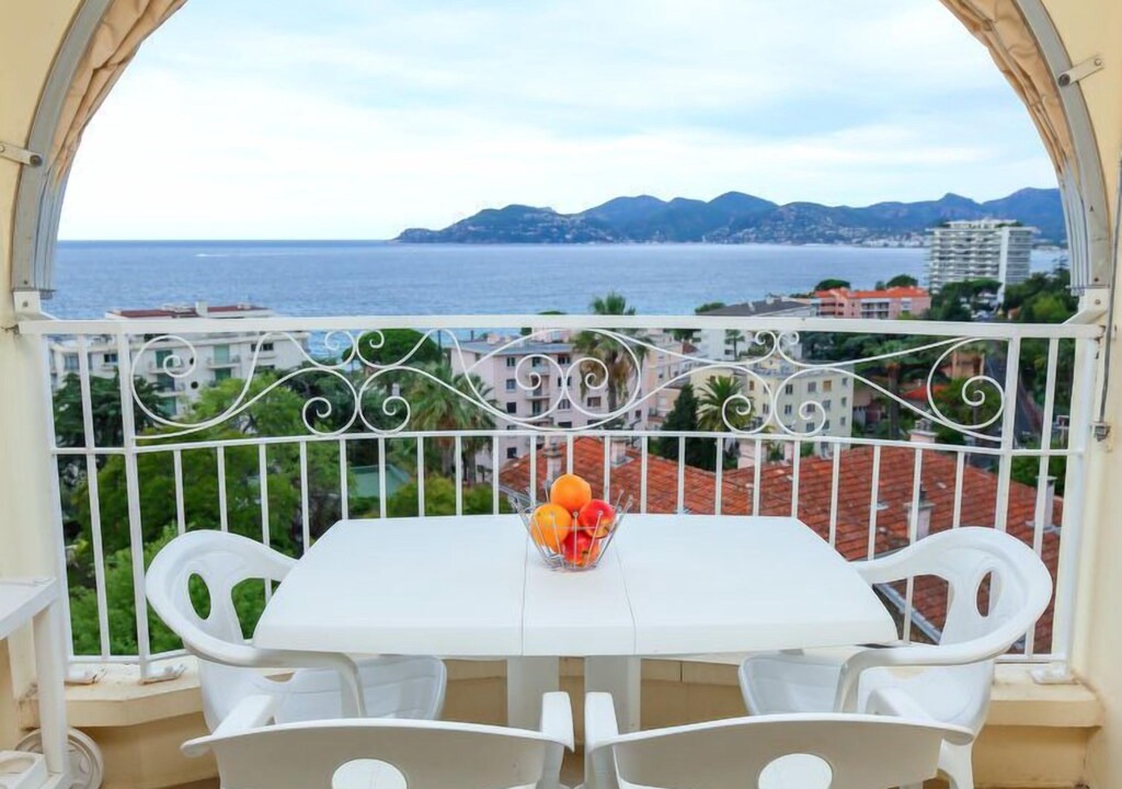 La Croix des Gardes Apartment | Apartment Palais Isabelle in Cannes - 4 persons, 1 bedrooms