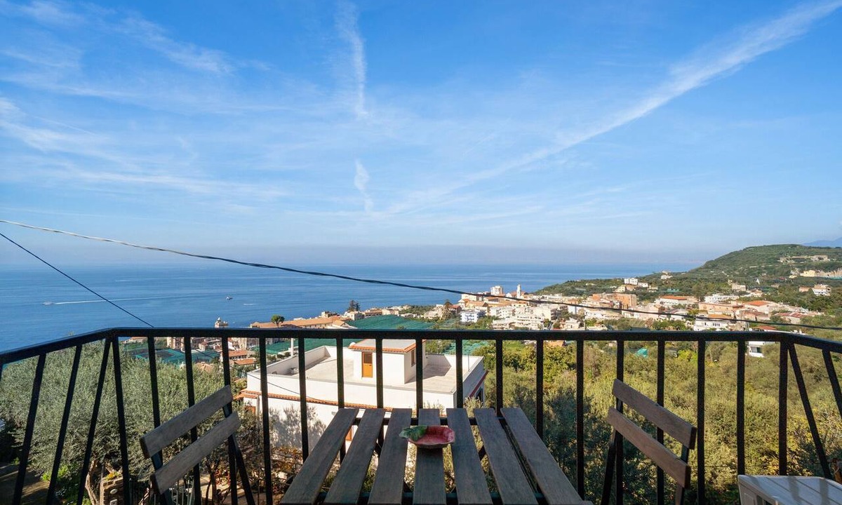 Schiazzano Apartment | Apartment 'Sguardo Sul Golfo' with Sea View, Wi-Fi and Air Conditioning