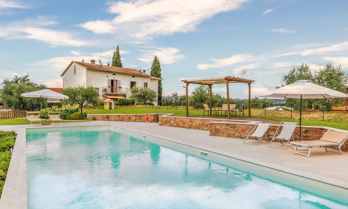 San Gimignano Apartment | Apartment 'Tenuta Fornacelle La Rosa' with Shared Pool, Wi-Fi and Air Conditioning