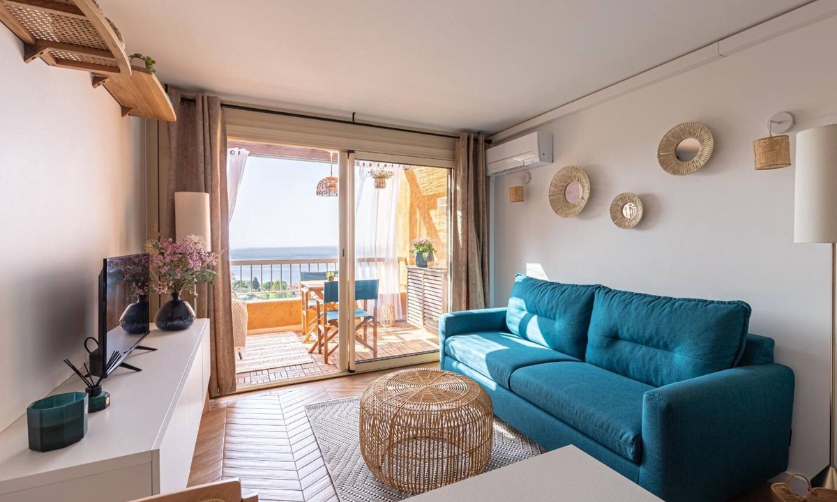 Theoule-Superieur Apartment | Apartment 'Vue Mer Et Jardin' with Sea View, Wi-Fi and Air Conditioning