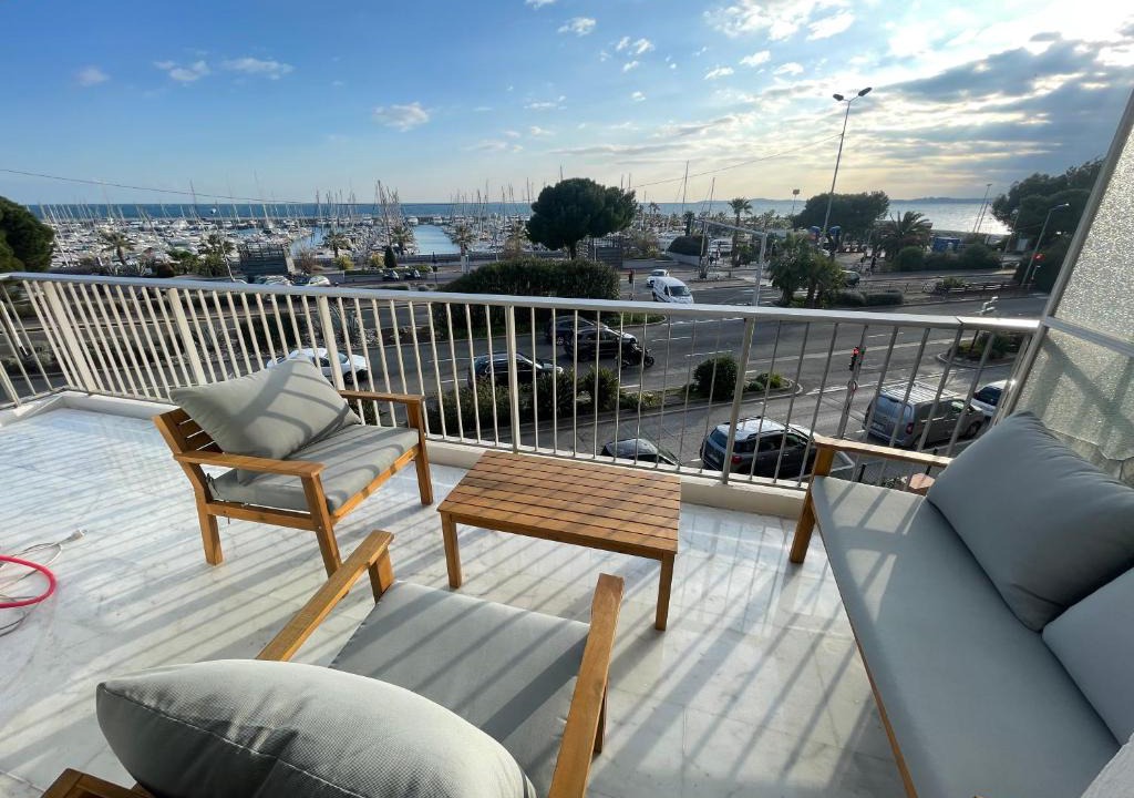 Saint-Laurent-du-Var Apartment | Appartement bord de mer avec piscine