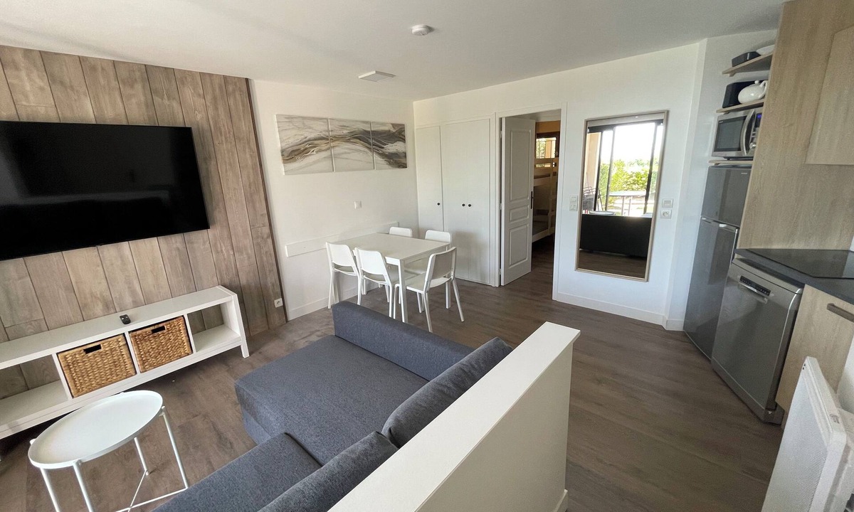 La Croix des Gardes Apartment | Appartement Meublé Avec Terrasse, vue mer et Accès Piscine
