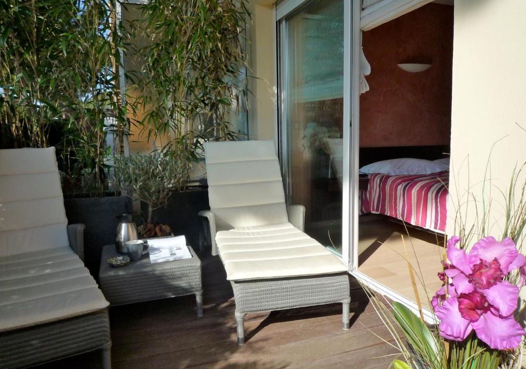 Mandelieu-La-Napoule Apartment | appartement très agréable centre Mandelieu très calme avec air conditionné et grande terrasse avec piscine