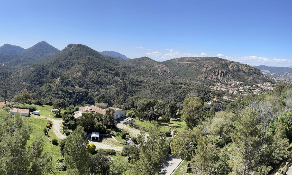 Theoule-Superieur Apartment | Appartement Tout Équipé, vue mer et Esterel. Climatisé, Piscine