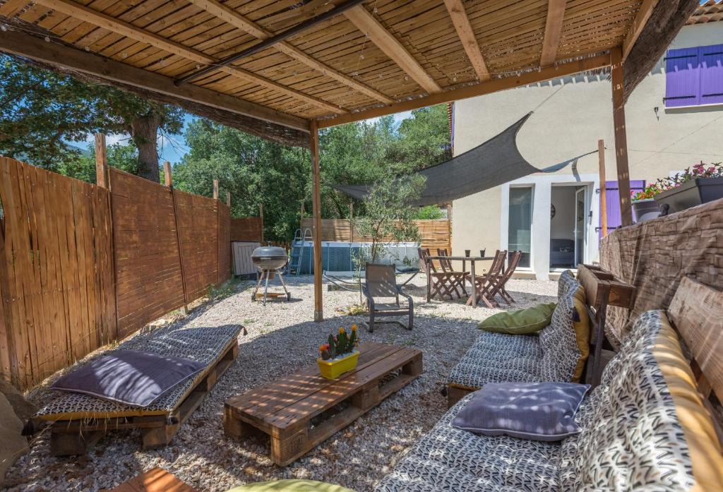 Contes Apartment | Aux Studio sous les oliviers Netflix et Disney plus