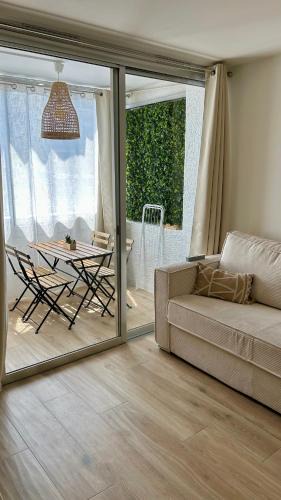 Saint-Laurent-du-Var Apartment | Azur & Chill - à proximité Mer Train Bus Aéroport