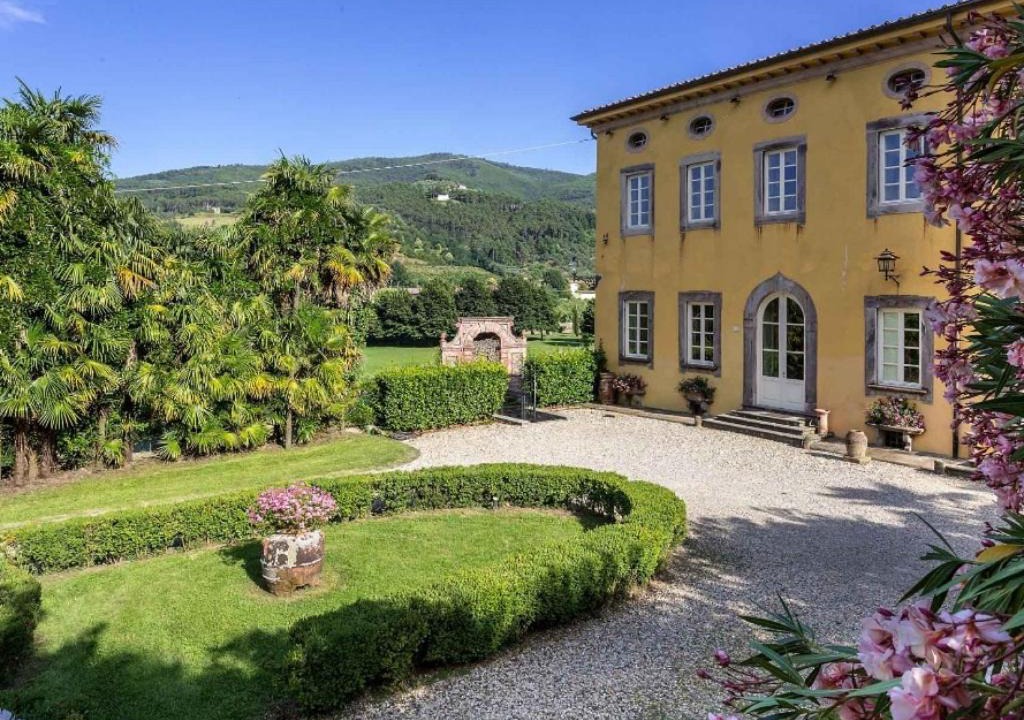 Vorno Villa | Badia Cantignano Villa Sleeps 22 with Pool Air Con and WiFi