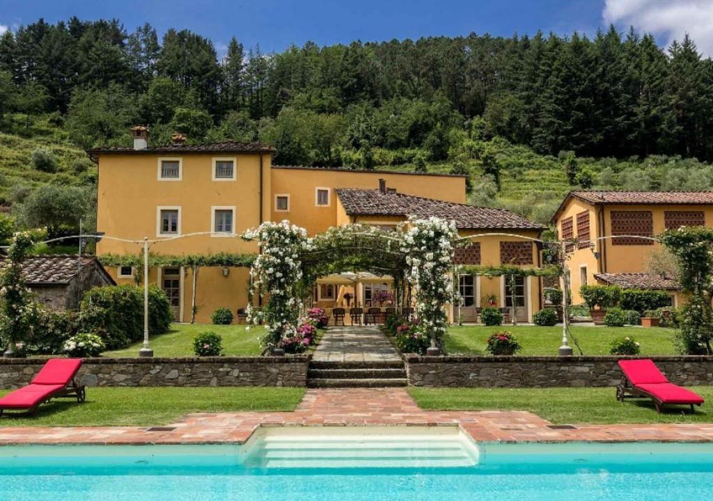 Vorno Villa | Badia Cantignano Villa Sleeps 15 with Pool Air Con and WiFi