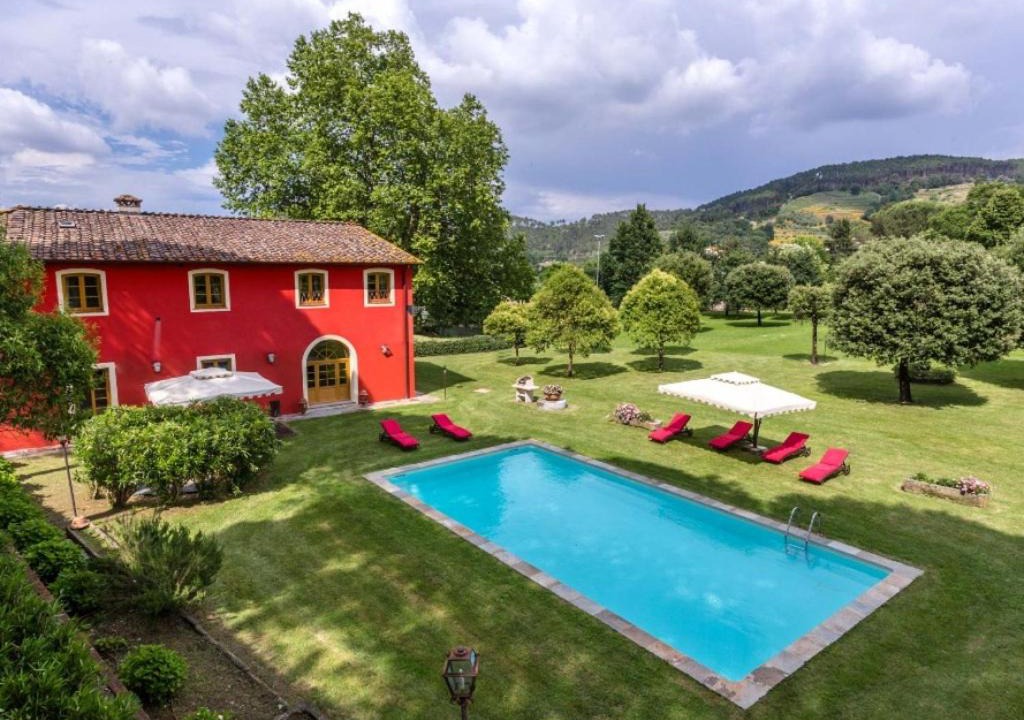 Vorno Villa | Badia Cantignano Villa Sleeps 12 with Pool Air Con and WiFi