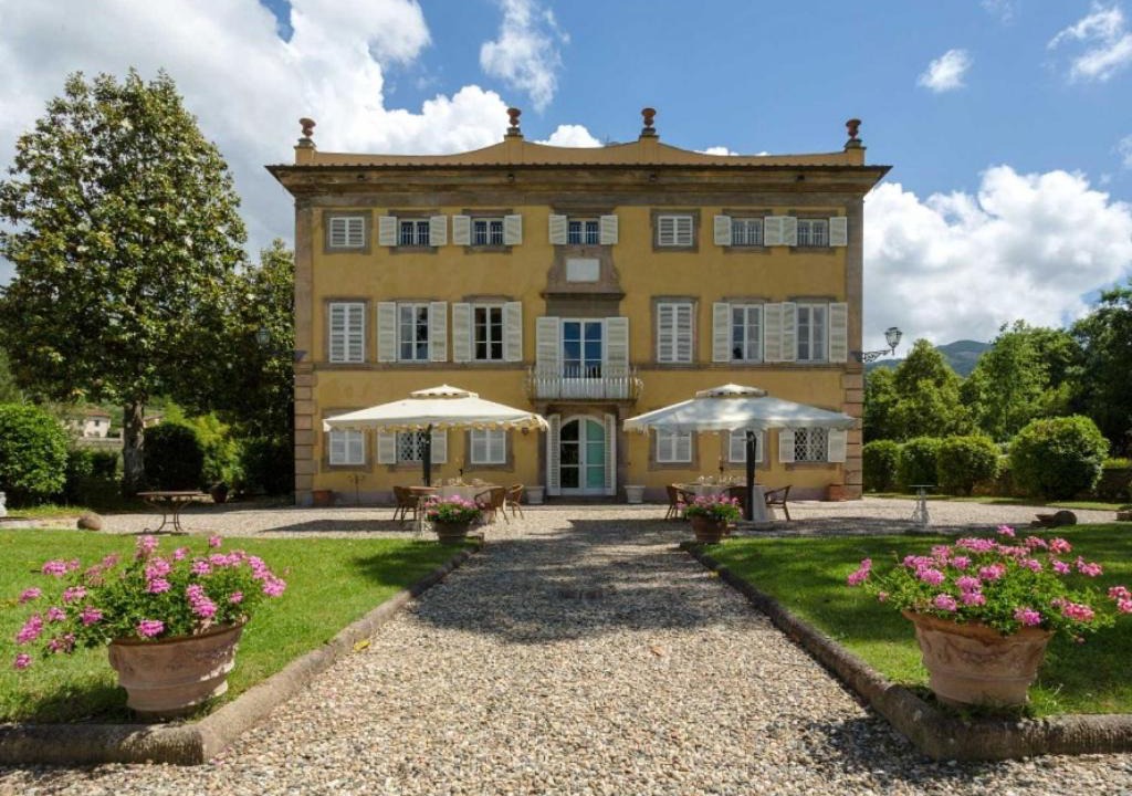 Vorno Villa | Badia Cantignano Villa Sleeps 14 with Pool Air Con and WiFi