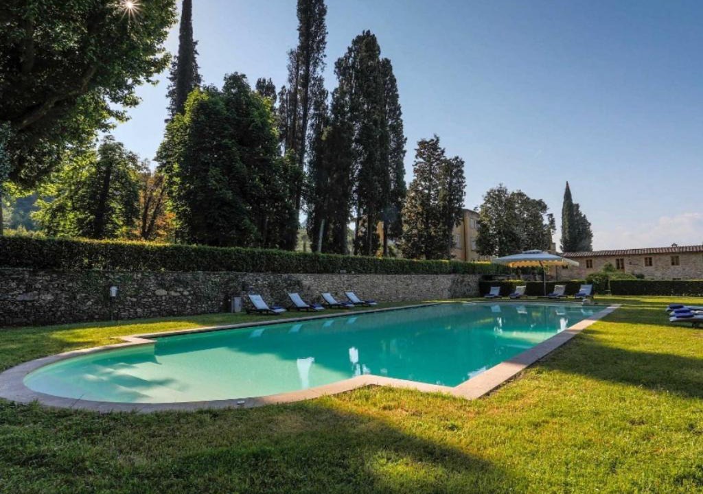 Vorno Villa | Badia Cantignano Villa Sleeps 24 with Pool Air Con and WiFi