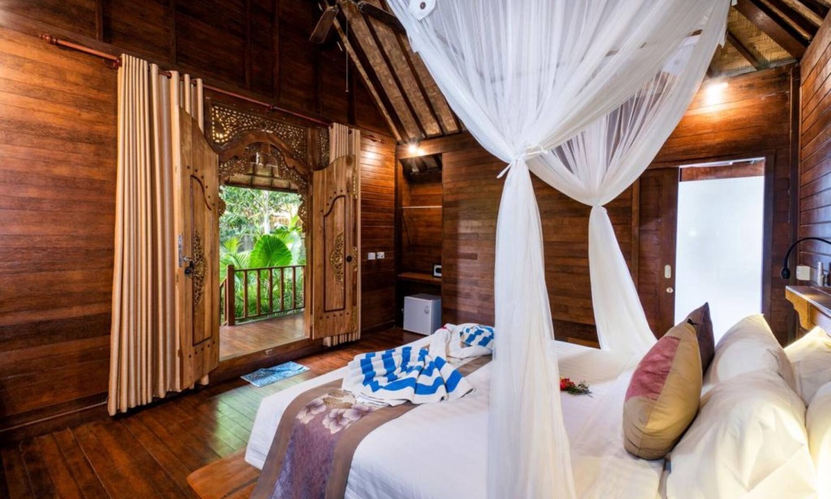 Mushroom Bay Cottage | Balinese Wooden Room in Nusa Lembongan, Minutes to Beach