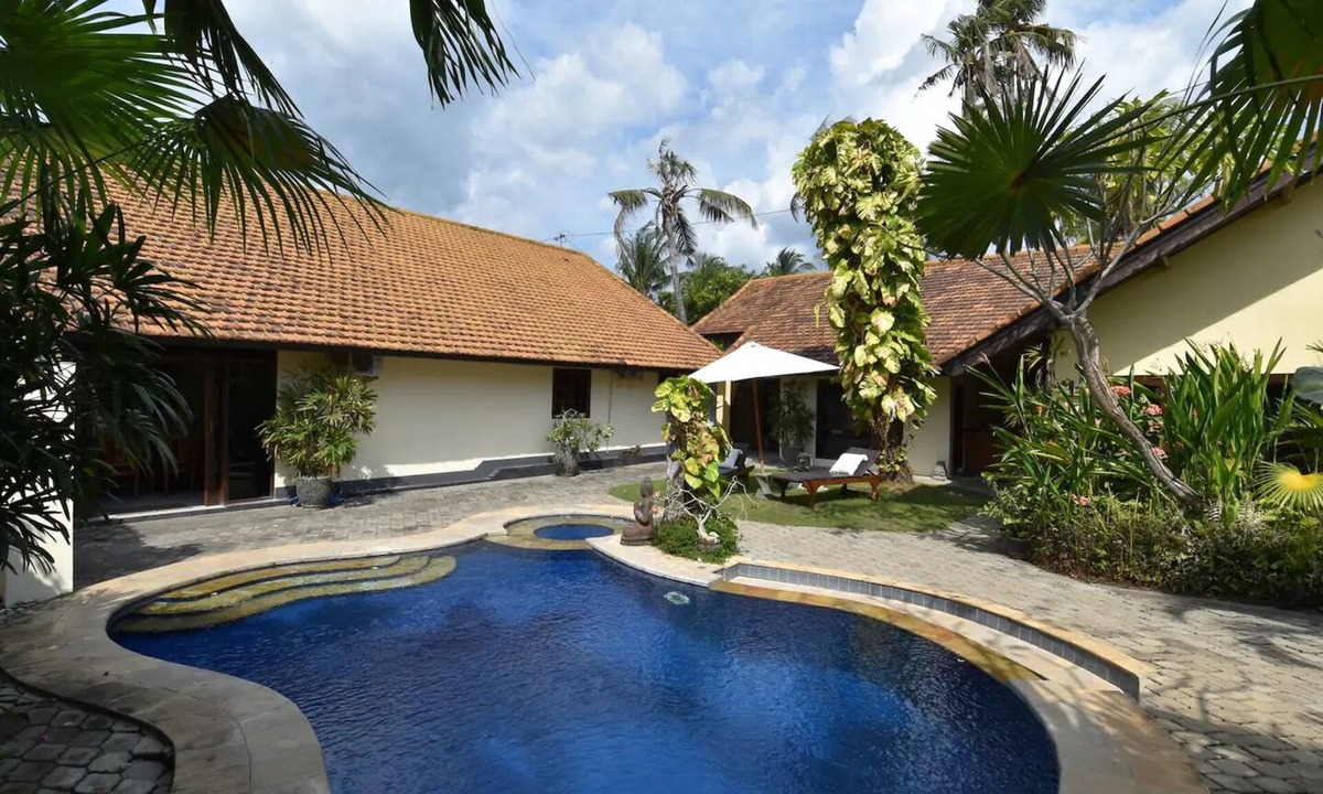 Banjartegehe Villa | Beachfront villa with private pool, garden and terrace