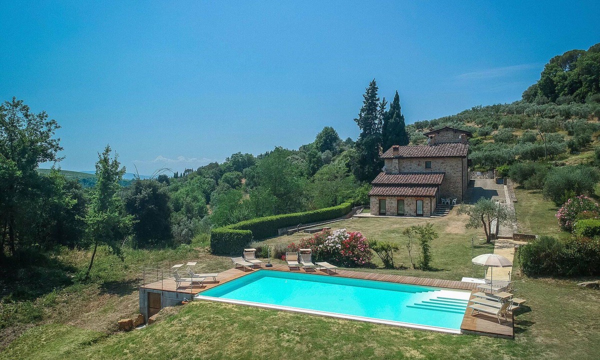 Poggibonsi Villa | Beautiful apartment in villa with WIFI, A/C, pool, TV and pets allowed, close to San Gimignano