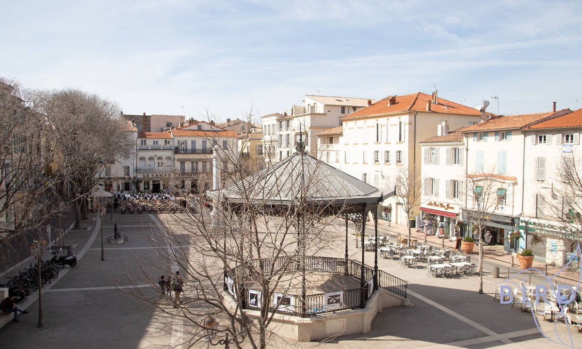 Antibes Old Town Apartment | Beautiful apartment Place Nationale in Antibes old town